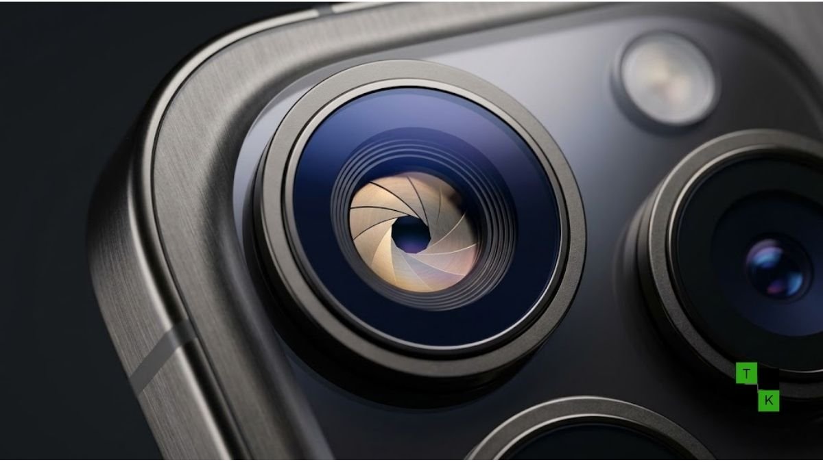 A detailed close-up conceptual rendering of a smartphone camera lens featuring visible mechanical variable aperture blades inside the glass element.