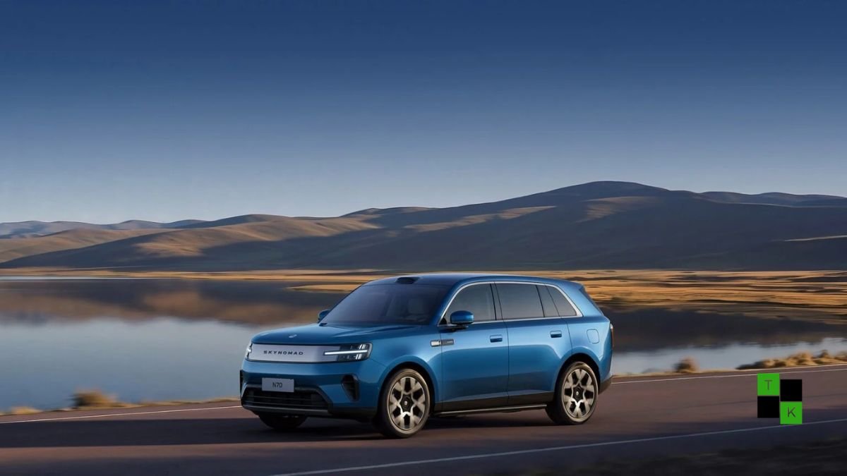 The Xiaomi Skynomad N70 mid-to-large EREV SUV in Valley Blue parked in an outdoor scenic mountain overlook showing its sleek blocky front fascia.