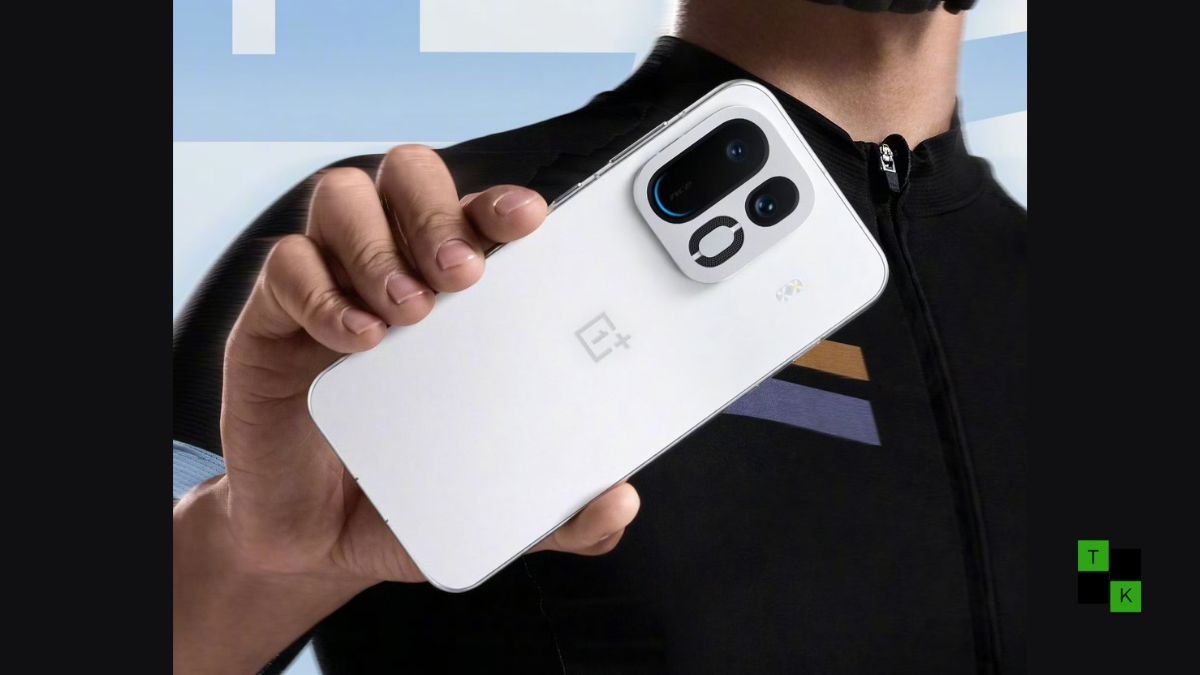 OnePlus Ace 7 Pro and Ace 7 smartphones in Silver and Black finishes showing rear 200MP camera housing and active cooling exhaust grilles.